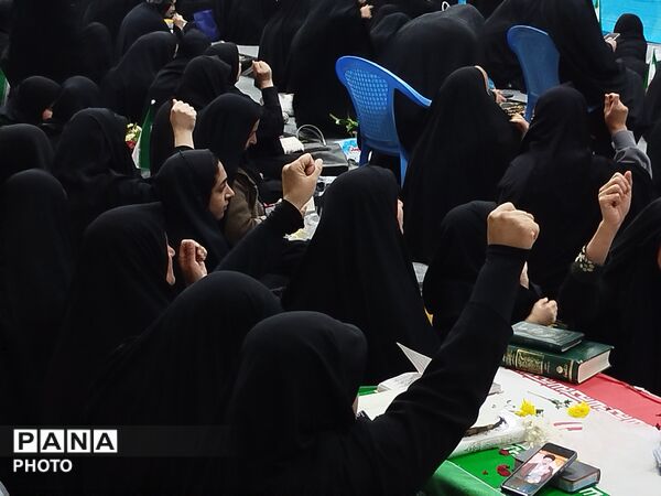 شبی که ماه دو نیم شد