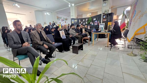 بغض های که از غم شعر می‌شوندو برروی نیمکت‌های آسمانی می‌نشینند 
