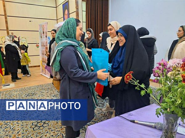 گرامیداشت معلمان و فارغ‌التحصیلان در دبیرستان شهید بابایی