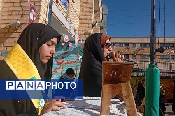 نمایشگاه بسته «ایرانمون» در دبیرستان نرجس یک