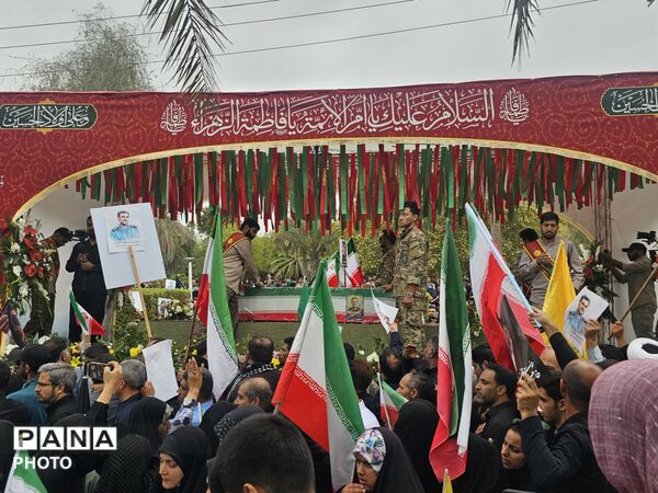 وداع باشکوه بندرعباس با دریابان شهید علیرضا تنگسیری؛ پیکر فرزند دریا بر دستان مردم تشییع شد