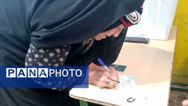 حضور پرشور مردم لرستان پای‌صندوق‌های رأی‌گیری