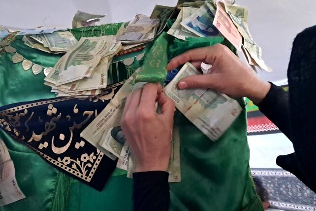 قرائت زیارت عاشورا و عزاداری در چهارمین روز محرم در مسجد امام رضا(ع)نظرآباد