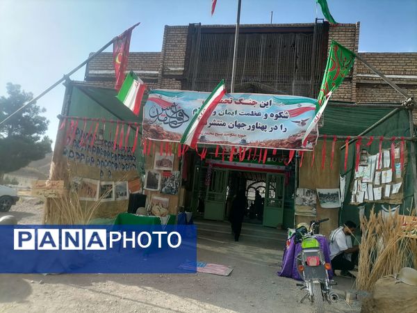 نمایشگاه شهدایی وروایتگری راوی دفاع مقدس در گلزار شهدای شهر بار نیشابور 