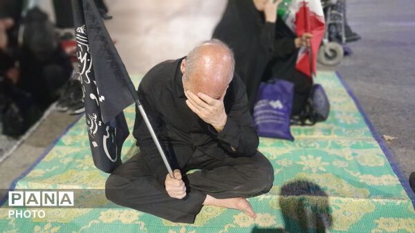 نهمین شب از مراسم عزاداری امام حسین همراه با هئیت زنجیر زنی در حسینیه امام خمینی