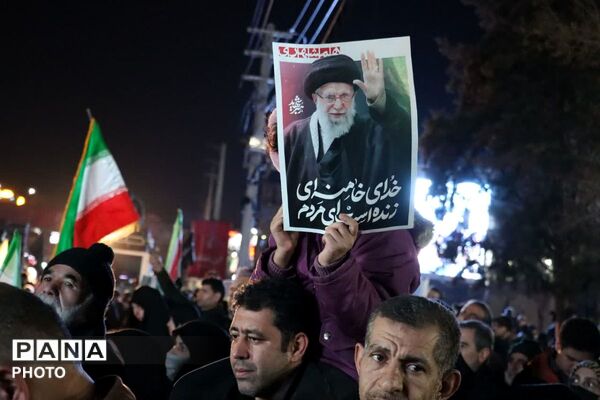 حضور جمعیت گسترده مردمی در یادبود شهادت امام خامنه‌ای