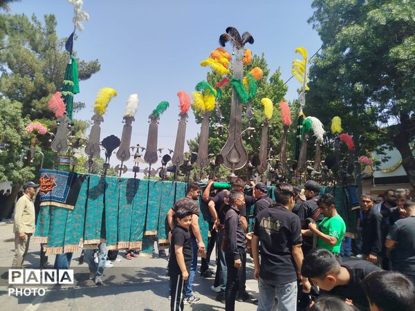 خیابان امام در روز تاسوعای حسینی حال و هوای دیگری میدهد 