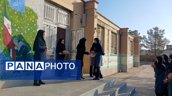 تجلیل از نمرات 20 امتحان نهایی و ممتازان علمی و پرورشی در جشن بیست دبیرستان خاتم الانبیا (ص)