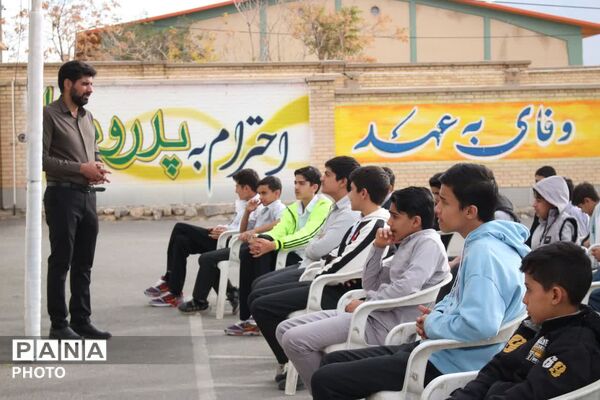 نواختن زنگ پدافندغیرعامل در مدرسه شهید بهشتی شهرستان فریدن  