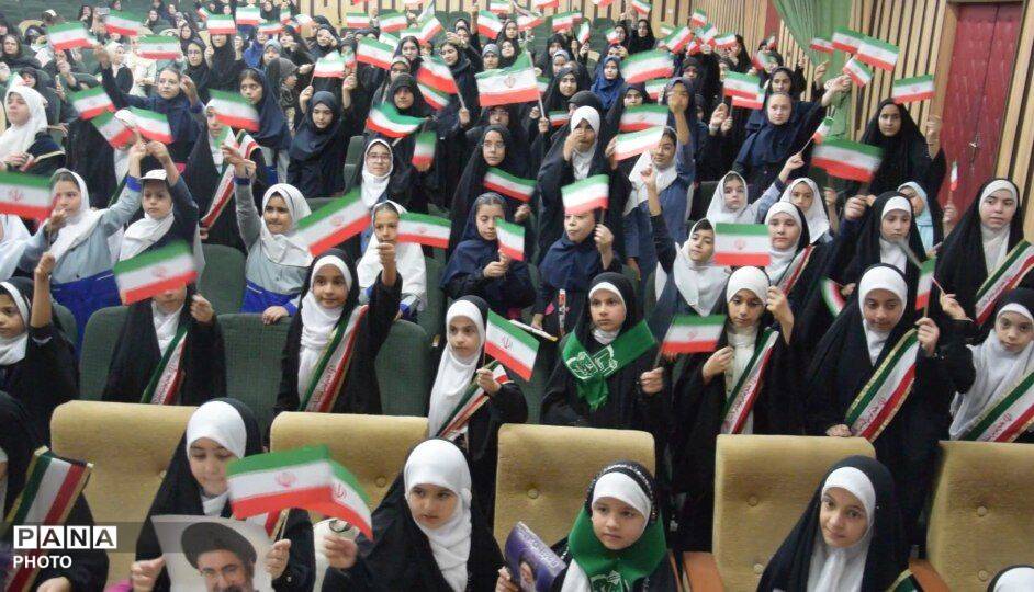 اجرای سرود همگانی مدارس ناحیه یک کرج در وصف رهبر شهید امت در کانون امام علی (ع)