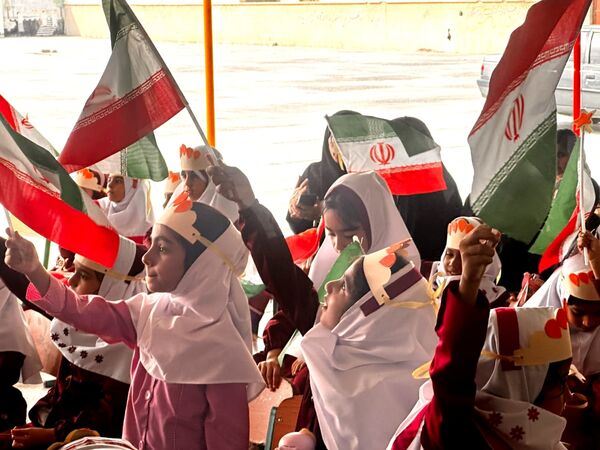 جشن شکوفه‌ها و طنین زنگ مهر در مدرسه فاطمه‌ الزهرا شهرستان جاسک
