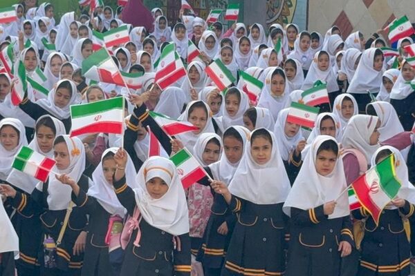 گرامیداشت هفته دفاع مقدس در دبستان طواف و معماریان ناحیه دو شهرری 