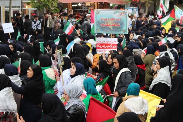 حضور دانش‌آموزان زنجانی در راهپیمایی روز ۱۳ آبان 