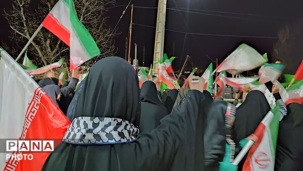 زن و مرد و پیر و جوان این شب ها در اجتماعات خیابانی شهر بار 