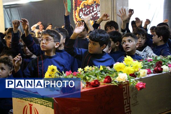 عطر شهادت در کلاس درس؛ دانش‌آموزان سامان میزبان پیکر پاک شهید گمنام شدند