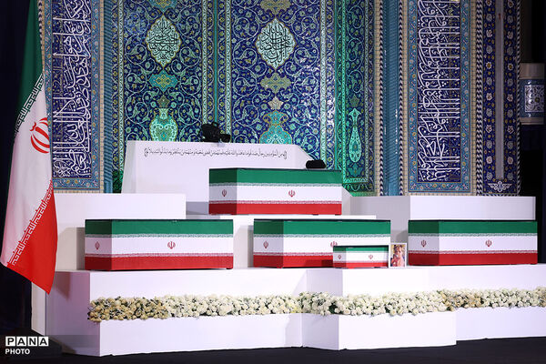ادای احترام سران قوا و جمعی از مسئولان نظام بر پیکر مطهر رهبر شهید انقلاب