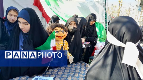 مردم غیور ملارد با حضور پرشور خود در راهپیمایی ۲۲ بهمن، ثابت کردند که همچنان پای انقلاب اسلامی ایستاده‌اند.