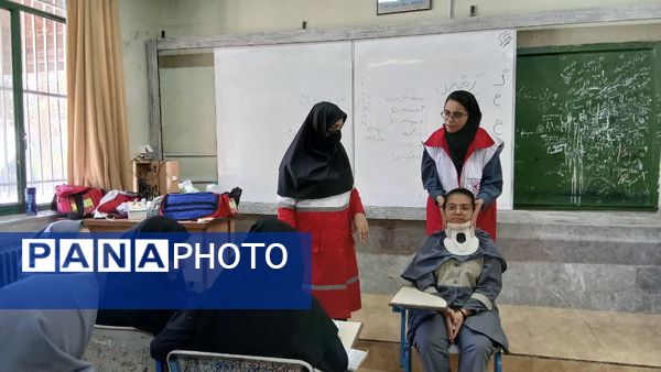 آموزش کمک‌های اولیه مانور زلزله به دانش‌آموزان دبیرستان شهید دهقان