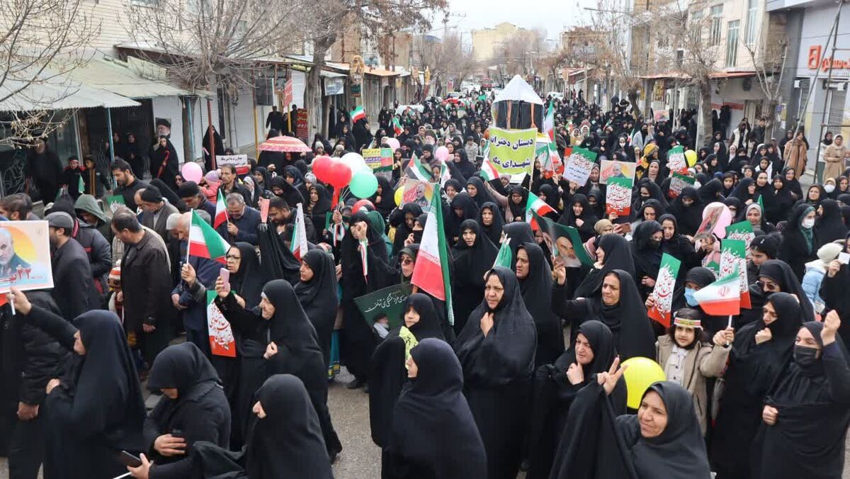 از خردسالان تا میانسالان؛  در ۲۲ بهمن کنار هم ایستادند