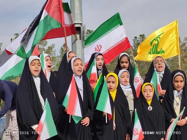 حضور پرشور دانش آموزان ابرکوه در راهپیمایی ۲۲ بهمن