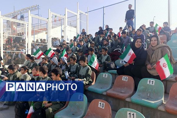 حضور دانش آموزان به مناسبت یوم الله ۱۳آبان، در ورزشگاه شهدای شهرستان قدس