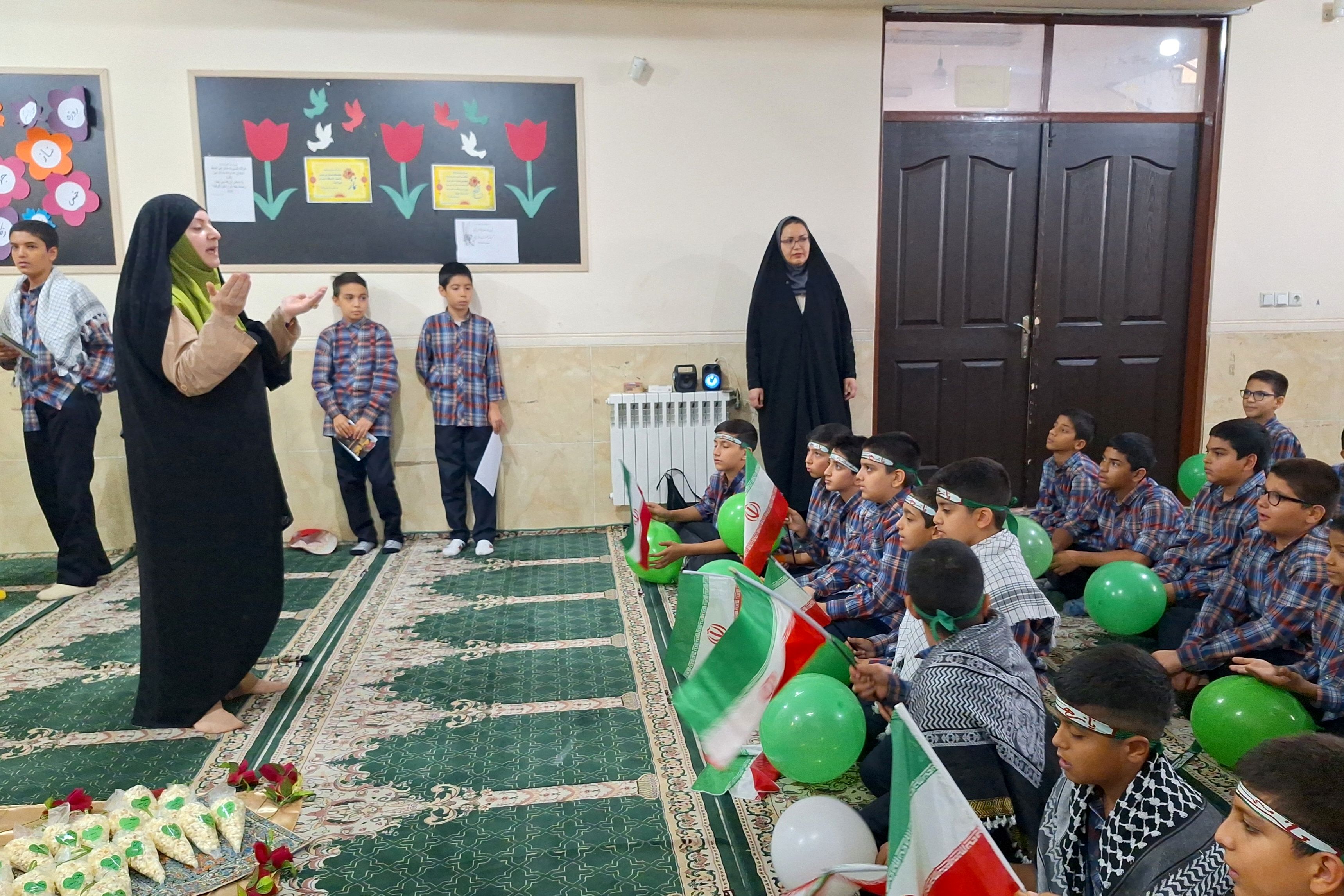 آرزوی فرج و سلامتی صاحب الزمان (عج) با دست‌های کوچک دانش‌آموزان شیرازی