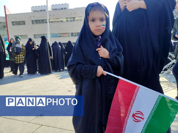 دانش آموزان شاهد تکتم ناحیه۳ ،پرچمداران راهپیمایی ۱۳ آبان