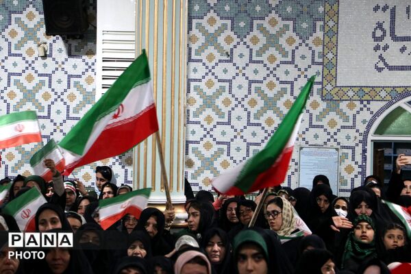 هم‌نوایی پیشتازان و خادمان رضوی در آیین پرچم‌گردانی میلاد امام رضا(ع) در ایلخچی