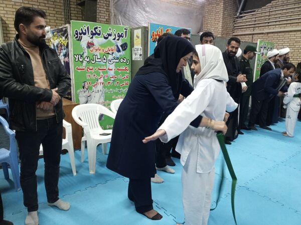 اهدای کمربند به تکواندو کاران فاروجی