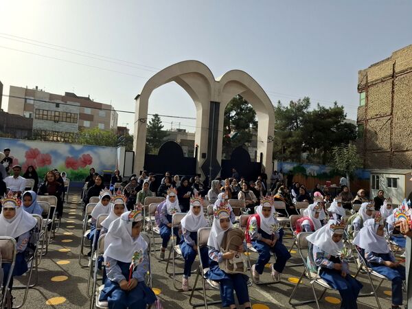 جشن شکوفه ها در دبستان مصلی نژاد