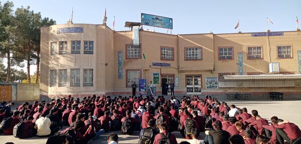 رئیس پلیس فتا کاشمر در مراسم صبحگاه دبیرستان آیت‌الله خامنه‌ای بر هوشیاری در فضای مجازی تأکید کرد