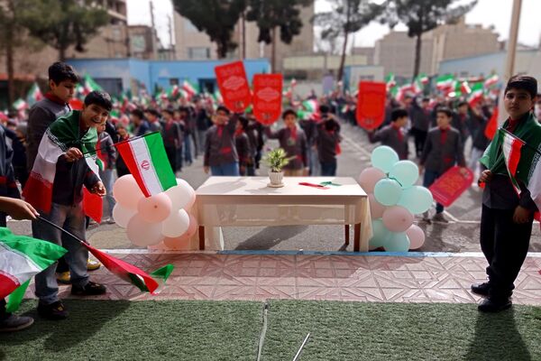جشن پیروزی انقلاب اسلامی در مدارس رباط‌کریم