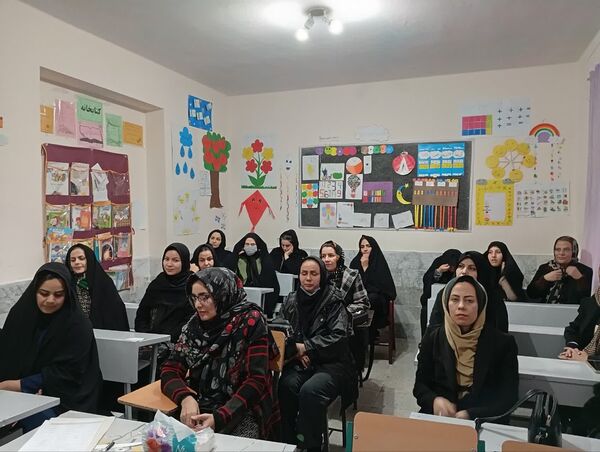دومین جلسه انجمن اولیا در دبستان سمیه کاشمر