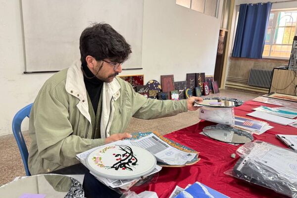 مسابقات فرهنگی و هنری  در دبیرستان شهید تاجیک بهارستان دو