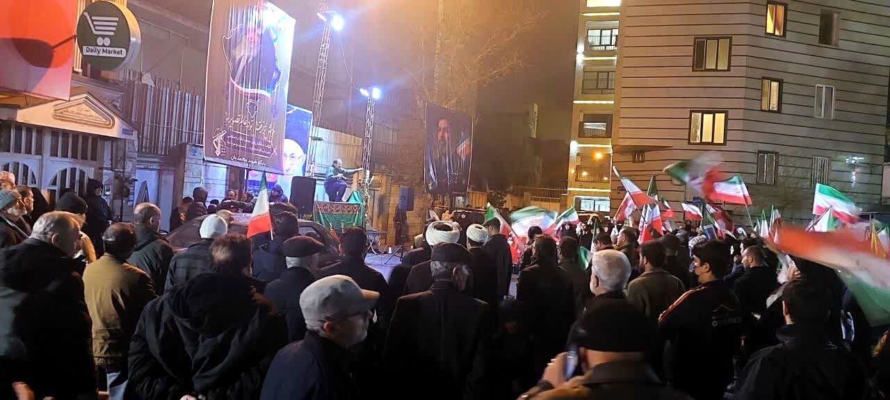 تجمع باشکوه فرهنگیان و دانش‌آموزان منطقه ۱۰ در مراسم تشییع شهدای ناو دنا