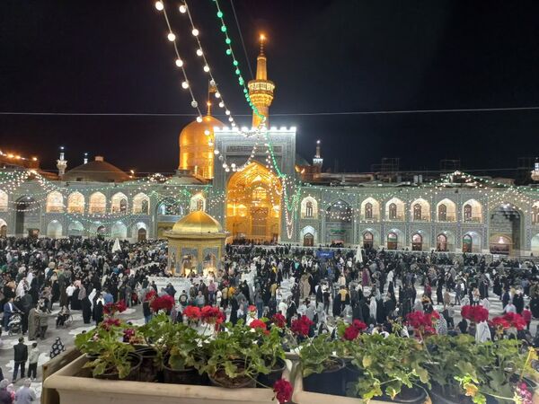 سیل عظیم زائران و مجاوران حرم امام رضا (ع) در شب ولادت یازدهمین امام شیعیان