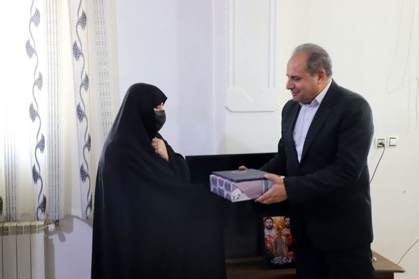 چراغ مدرسه را با نام شهدا روشن نگه می‌داریم