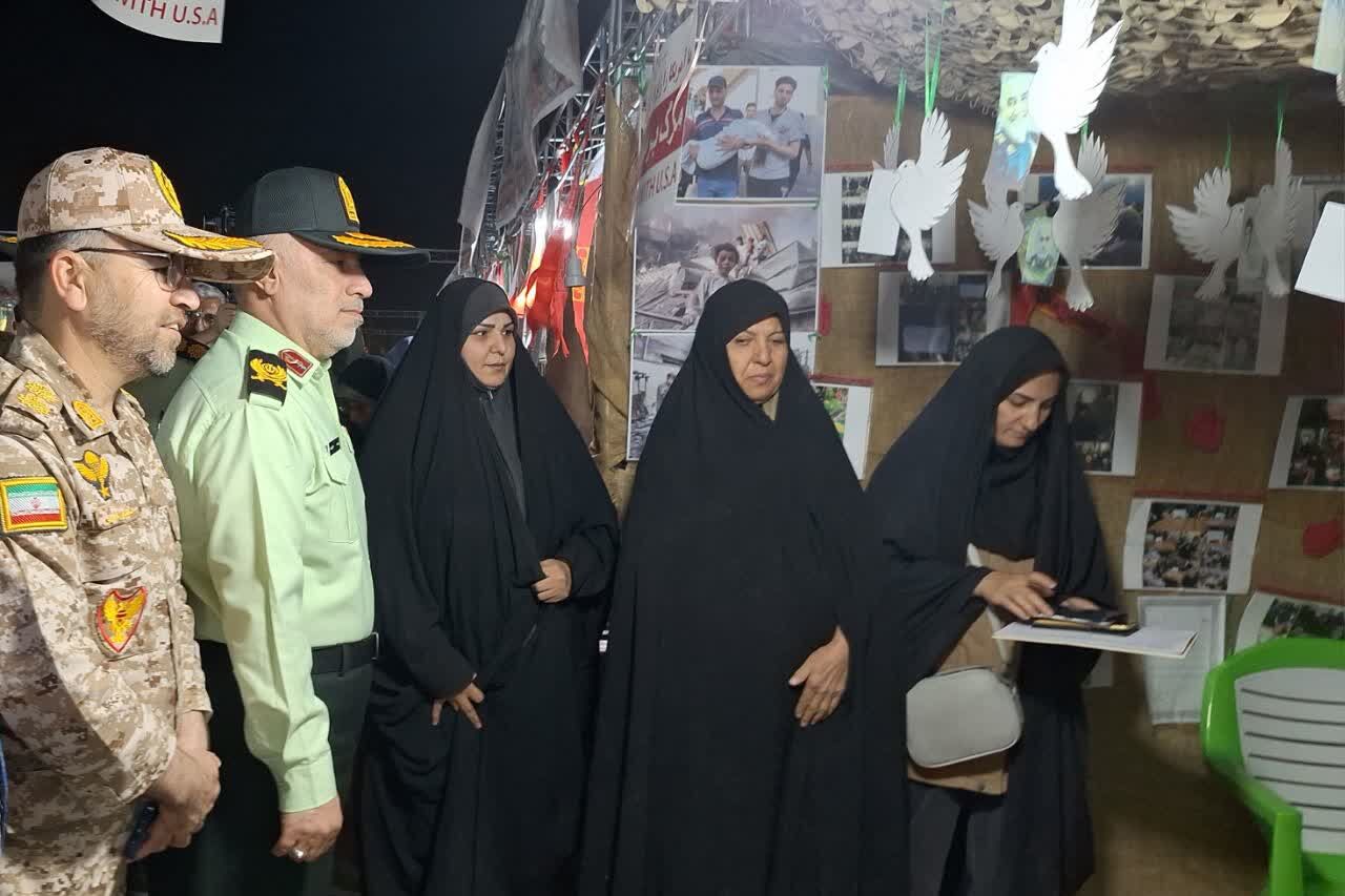 بازدید از نمایشگاه اسوه به‌مناسبت هفته دفاع مقدس در شیراز
