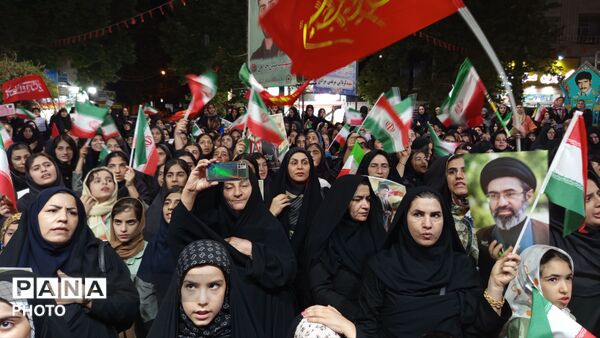 همنوایی فرهنگیان ناحیه یک در آیین وداع و تشییع رهبر در خیابان انقلاب