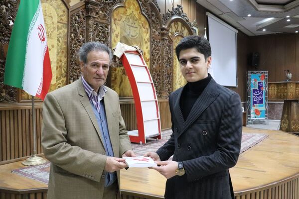 رونمایی کتاب «سه کبوتر حدادان» دانش‌آموز تبریزی