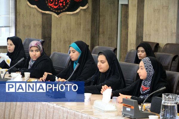 جلسه توجیهی دانش‌آموزان خبرنگار فریدن برای حضور در پای صندوق‌های رای