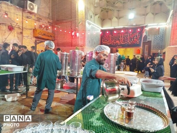 فضای معنوی مسجد جامع نیشابور با برپایی چایخانه حضرت زهرا(س) در رنگ ماتم