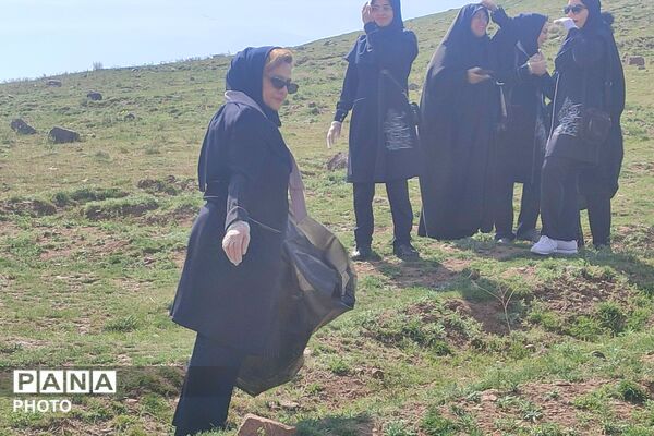 پاکسازی داوطلبانه محیط زیست توسط کارکنان مدارس طرح نو شهرستان پردیس