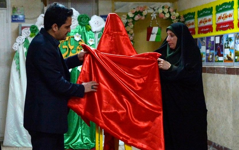 فانوس به دبیرستان حکمت آمد