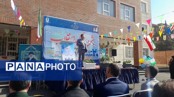 جشن انقلاب در دبستان ولی‌زاده ناحیه چهار کرج 