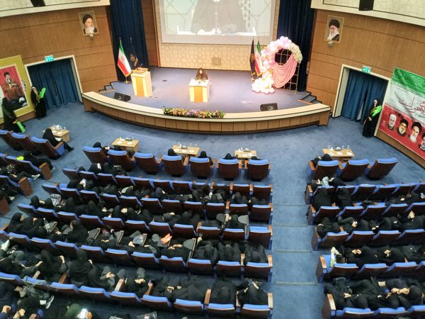 حضور دانش‌آموزان دبیرستان میعاد قم در همایش مرکز مدیریت حوزه علمیه خواهران به مناسبت دهه کرامت