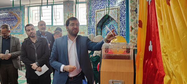 تقسیم مهربانی ها در روز نیکوکاری با حضور مسئولین در مدارس ملارد 