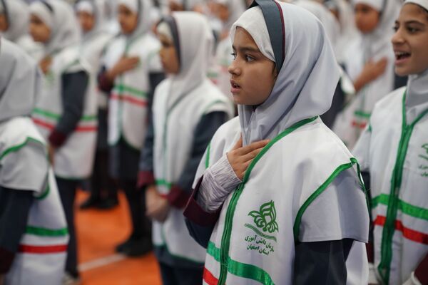 مانور یاوران انقلاب در دبستان دخترانه حاج حسن اصلانی ۲