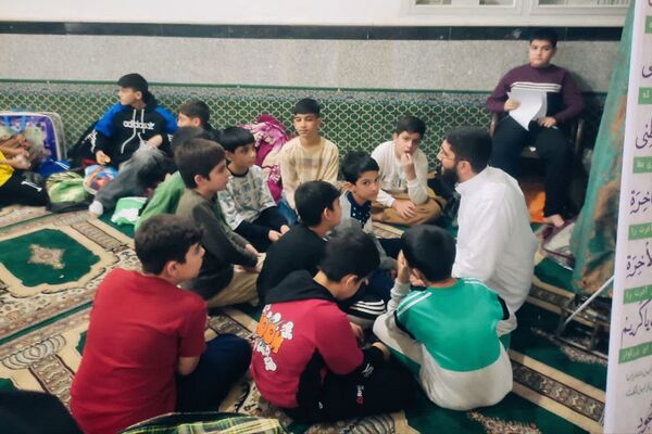 اعتکاف دانش آموزی در مسجد حضرت ابوالفضل قیامدشت
