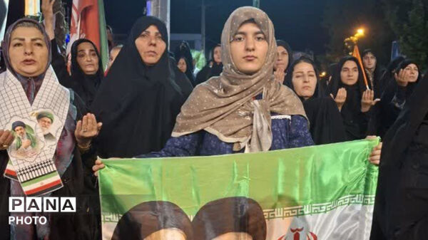 نود و هفت شب حضور حماسی و با شکوه مردم کوهدشت، در میدان امام خمینی(ره)